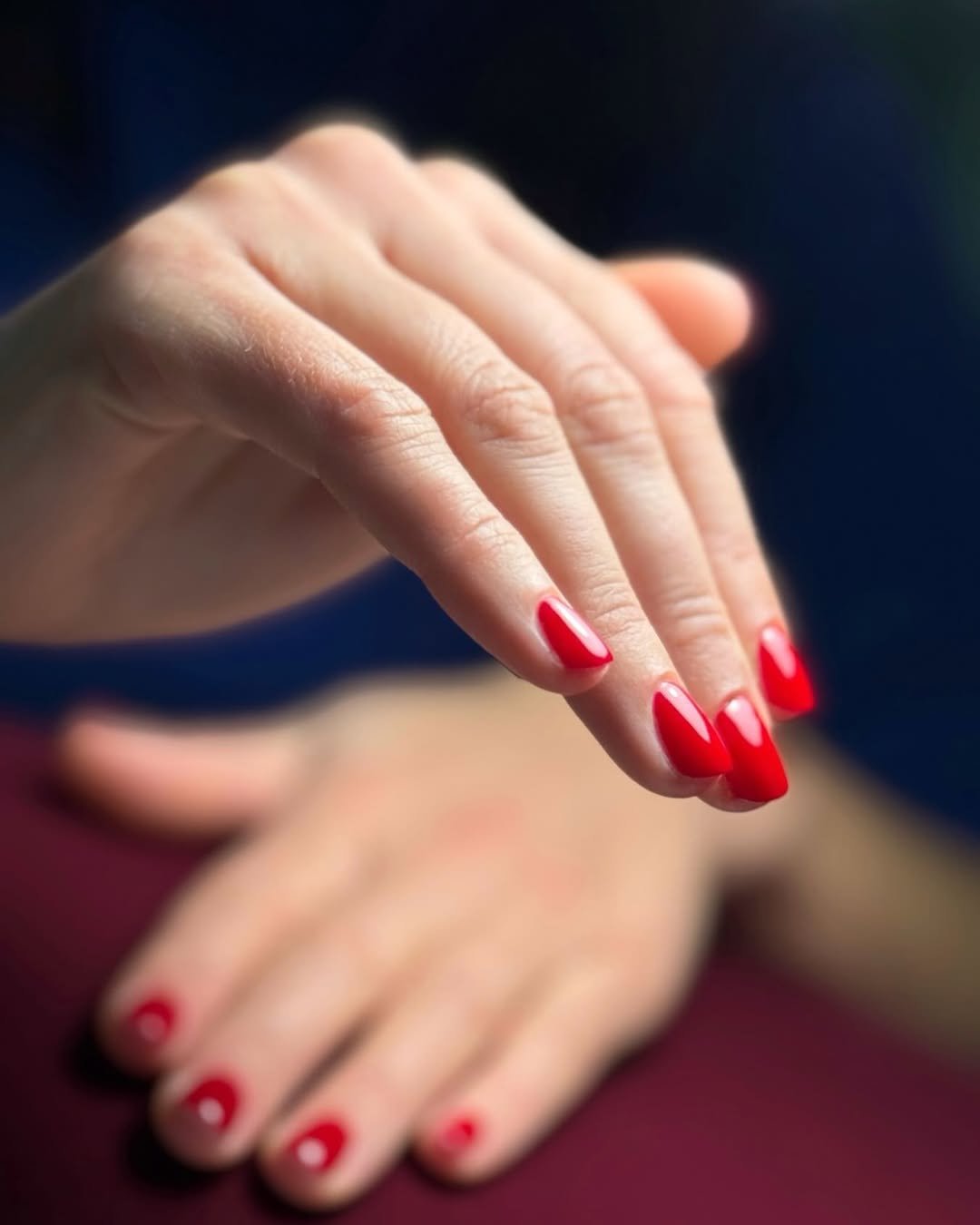 Crveni manikir na dugim noktima